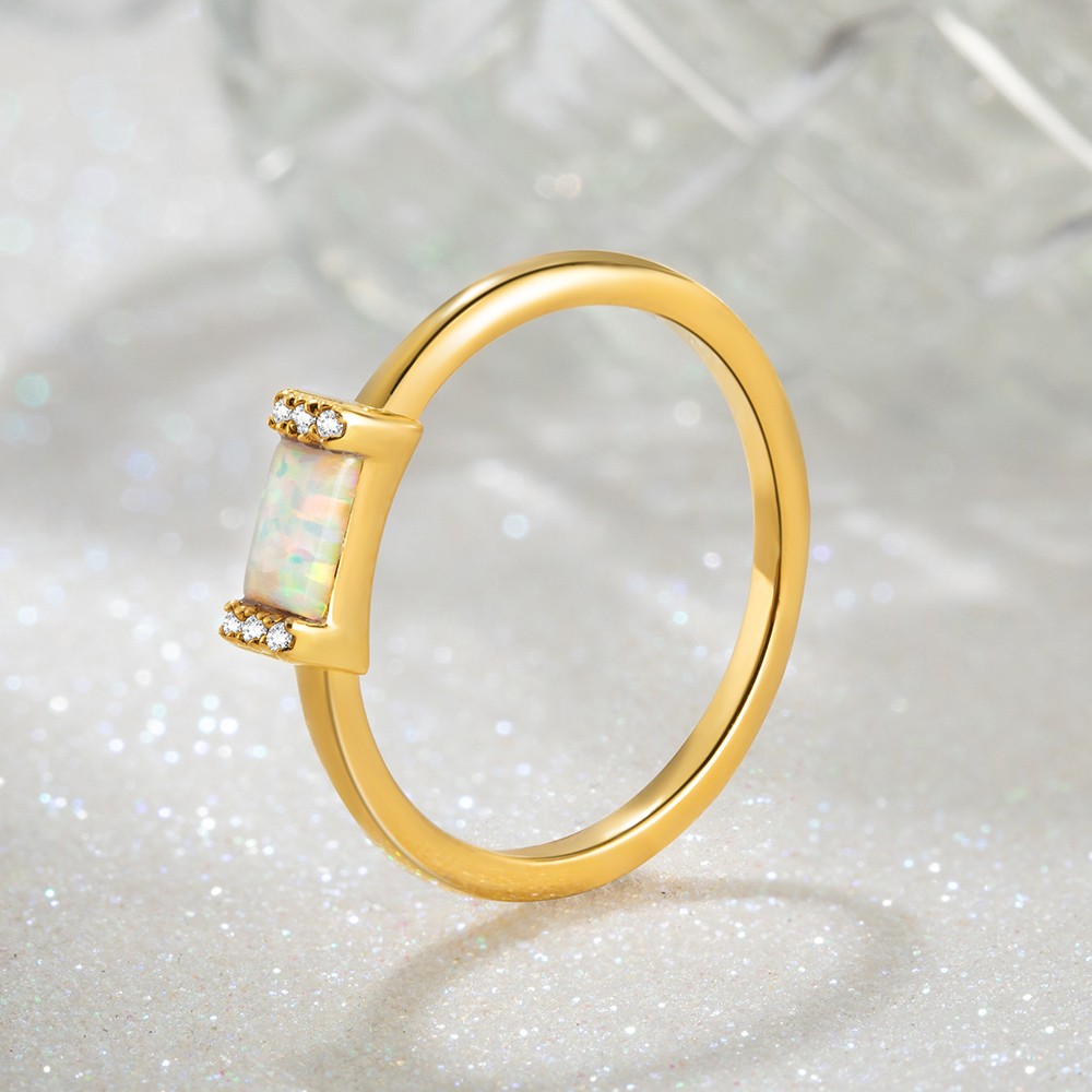 Delicato anello con opale