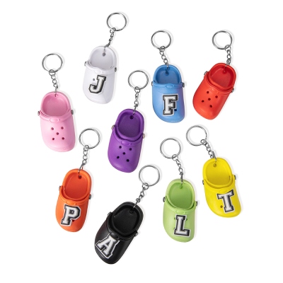 Mini porte-clés Croc personnalisés, porte-clés en caoutchouc pour pantoufles, breloques mignonnes, petites chaussures, jolies boucles de sac à dos pour filles et garçons, cadeau d'anniversaire (lot de 2)