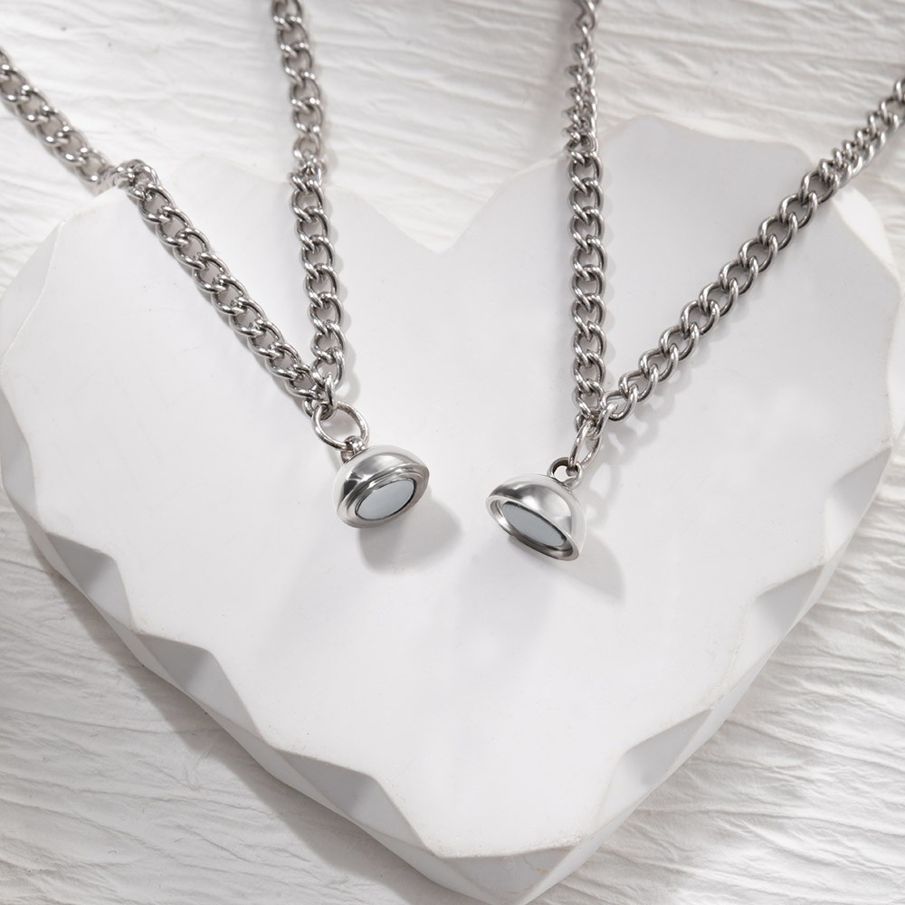 Ensemble de 2 colliers de couple magnétiques, collier d'amoureux assorti à chaîne magnétique en laiton, accessoires pour hommes et femmes, cadeau pour couples/jeunes mariés