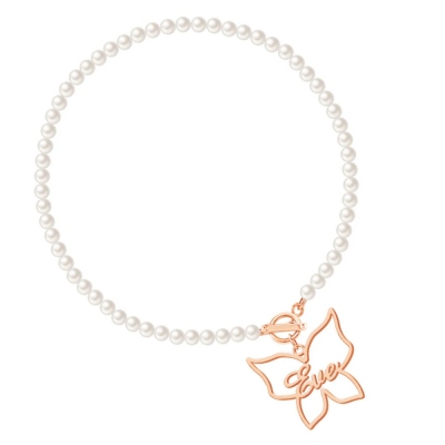 Collier papillon avec plaque signalétique personnalisée faite à la main, collier de chaîne de perles d'eau douce, collier de papillon de monogramme de tour de cou de perle blanche