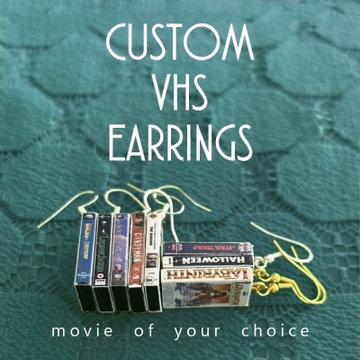 Boucles d'oreilles VHS de film nostalgique personnalisées, boucles d'oreilles hypoallergéniques, personnalisez n'importe quel film que vous aimez, amusant pour vous démarquer lors d'une soirée cinéma, cadeau pour les amateurs de cinéma