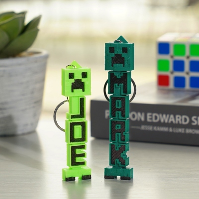 Personalisierter Schlüsselanhänger mit Namensschild im Minecraft-Stil
