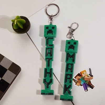 Personalisierter Schlüsselanhänger mit Namensschild im Minecraft-Stil