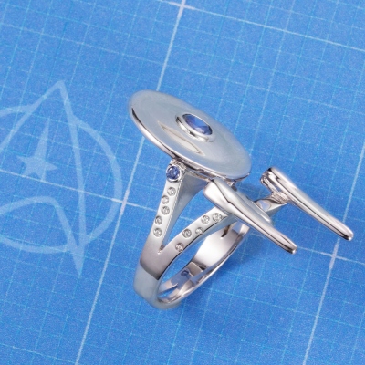Anello personalizzato USA Enterprise da Star Strek con pietra portafortuna