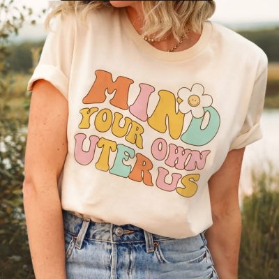 Pensez à votre propre T-shirt de fleur d'utérus T-shirt de droits reproductifs Cadeau féministe rétro T-shirt de droits des femmes