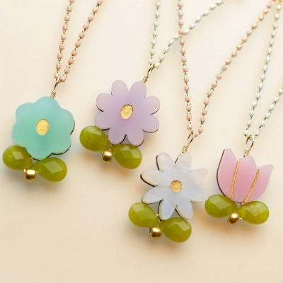 Collier de fleurs en perles acryliques, pendentif à breloques de fleurs délicates, colliers ras du cou de fleurs colorées avec collier de chaîne cubique multicolore pour femmes filles