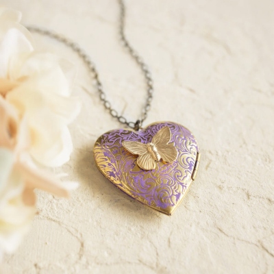 Personligt lila hjärtmedaljonghalsband med fjäril, halsband med fjärilsmedaljon, fjärilshalsband, fotomedaljonhalsband, present till fru/mamma