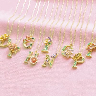 Collier initial floral doré, collier pendentif fleur émail, collier fleur, bijoux bohèmes, cadeau pour amoureux des fleurs/maman/femme