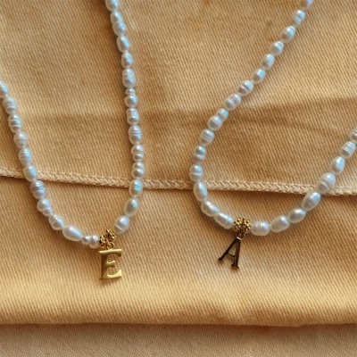 Perlenkette mit personalisiertem Gold-Anfangsanhänger, zierliche Süßwasserperlen-Anfangskette für Brautjungfern/Frauen, Goldschmuck-Geschenke