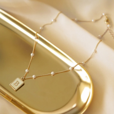 Collana di perle iniziali personalizzate, catena di perle e collana di piastre iniziali conchiglia, collana in acciaio inossidabile in oro, regalo per lei/mamma/moglie/sorella/amici