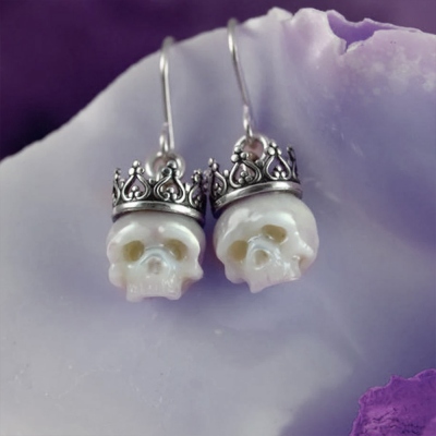 Perlenschädel-Ohrringe mit Kronen, Sterlingsilber-Perlenohrringe baumeln, Gothic-Skelett-Stil, geschnitzte Perlenschädel-Schmuckgeschenke für Mädchen/Frauen