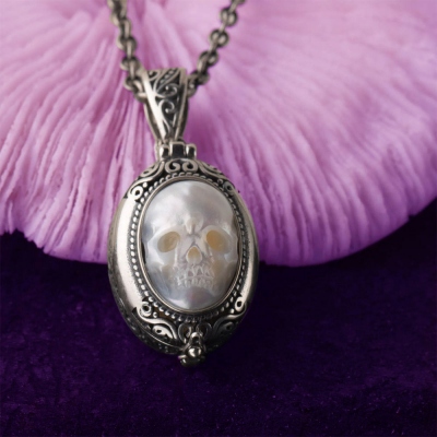 Collana con teschio di perle gotiche vintage con foto personalizzata, medaglione con ciondolo scheletro di perle intagliate in argento sterling 925/ottone, gioielli gotici retrò per le donne