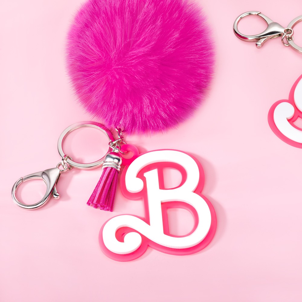 Porte-clés personnalisé avec initiale de police de poupée rose, porte-clés en acrylique 3D avec pompon et pompon, accessoires de sac, cadeaux d'anniversaire, cadeaux pour filles/amies