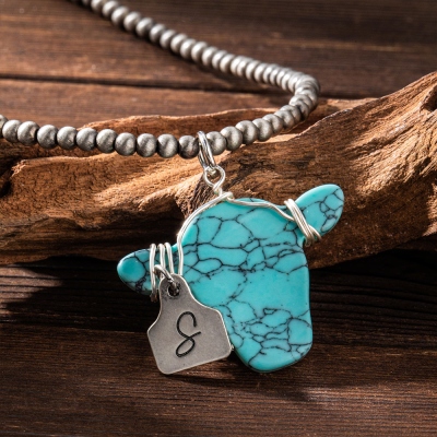 Tête de vache occidentale initiale personnalisée et collier de perles de style Navajo, collier d’étiquette de bétail, bijoux occidentaux personnalisés, cadeau pour les amoureux de la vache