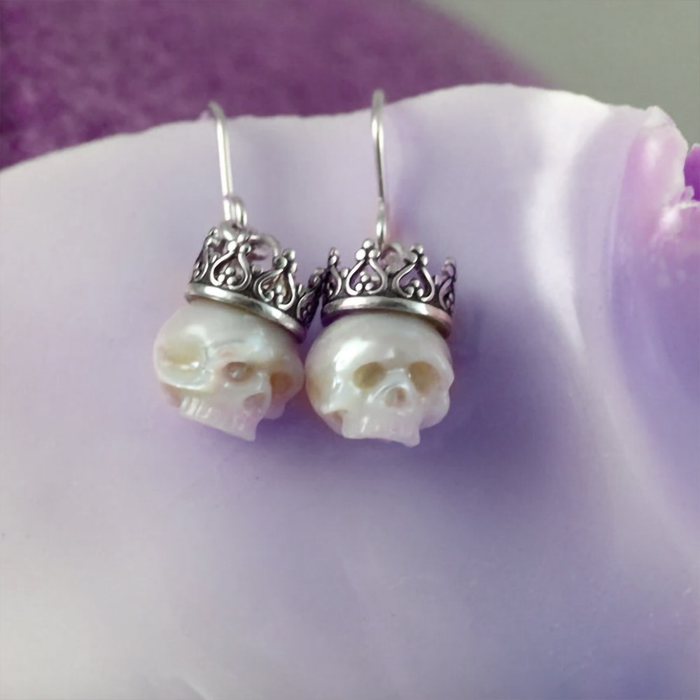 Perlenschädel-Ohrringe mit Kronen, Sterlingsilber-Perlenohrringe baumeln, Gothic-Skelett-Stil, geschnitzte Perlenschädel-Schmuckgeschenke für Mädchen/Frauen