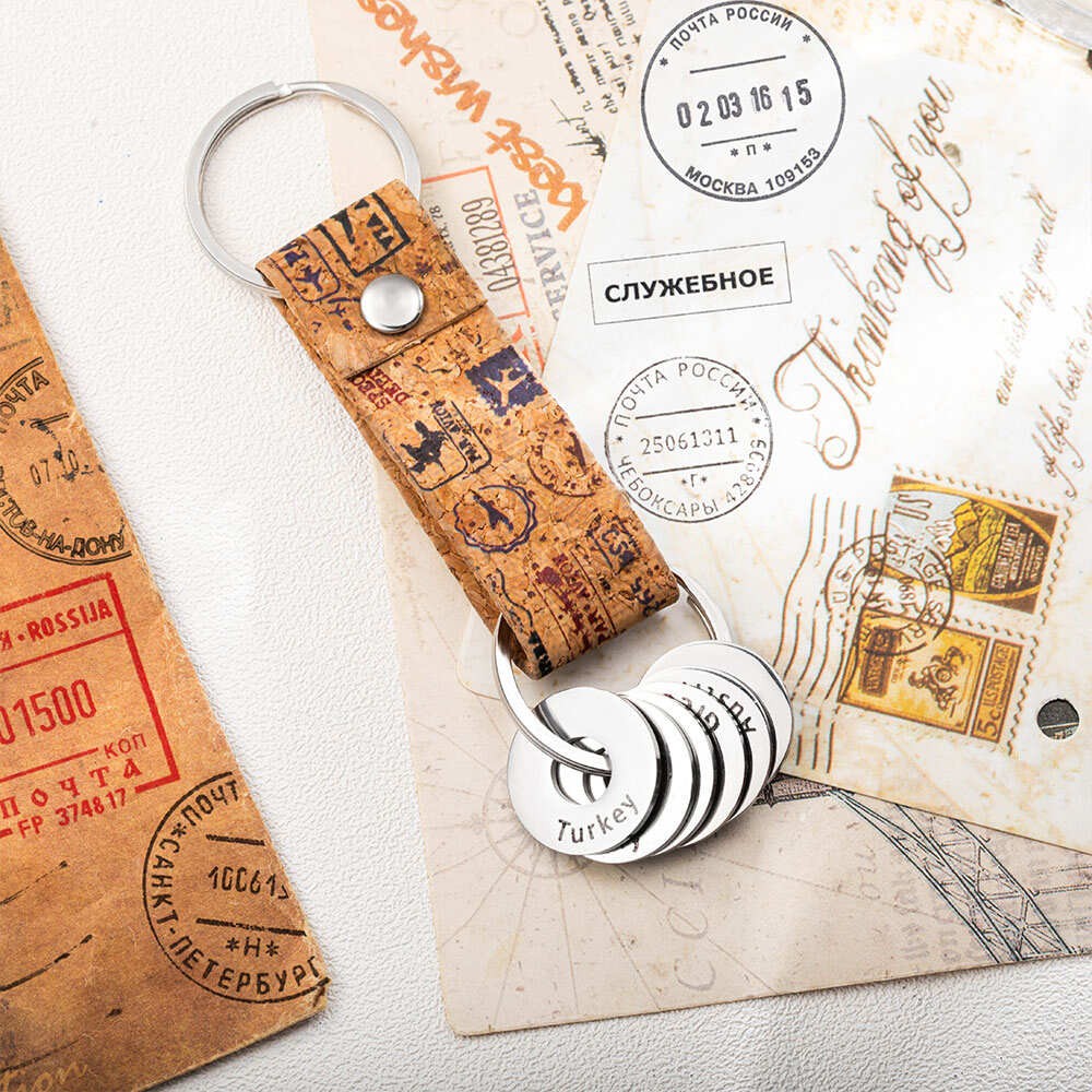 Individuelles Reisepass-Schlüsselanhänger- und Ländermarken-Paket, Schlüsselanhänger aus veganem Leder mit mehreren Messinganhängern, Reiseandenken, Geschenk für Familie/Freund/Liebhaber