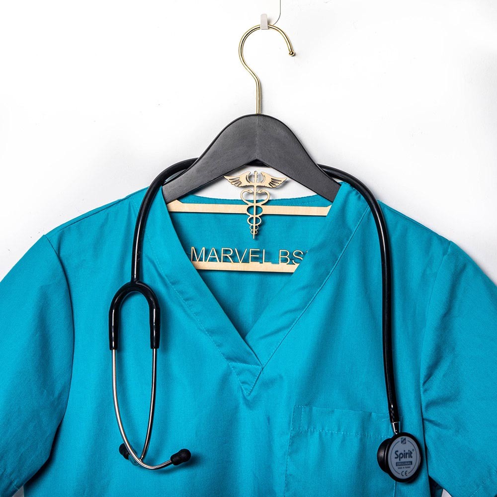 Cintre blanc personnalisé avec symbole médical caducée, 1er cintre blanc cadeau diplômé de l'école de médecine pour nouveau médecin/étudiant en médecine/infirmière