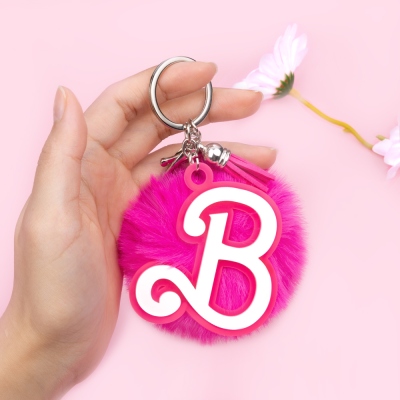 Porte-clés personnalisé avec initiale de police de poupée rose, porte-clés en acrylique 3D avec pompon et pompon, accessoires de sac, cadeaux d'anniversaire, cadeaux pour filles/amies