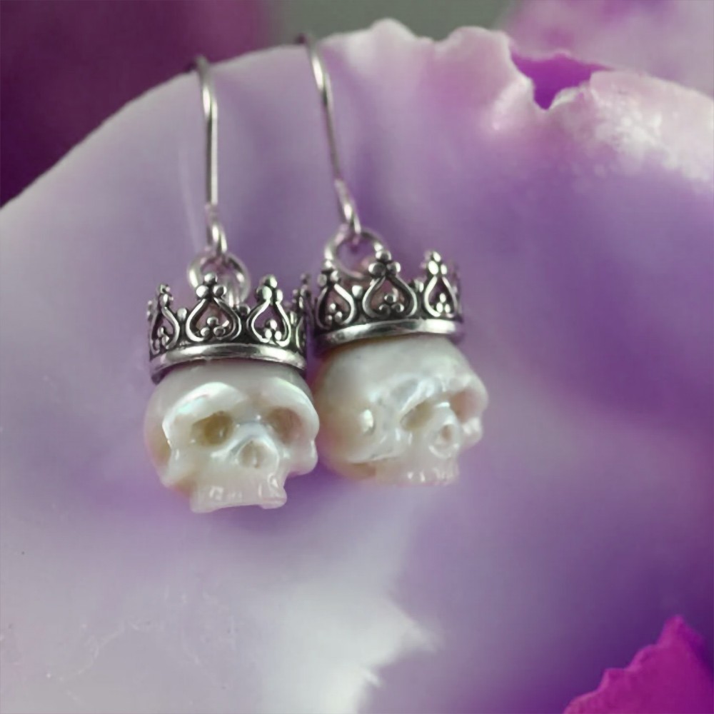 Boucles d'oreilles tête de mort perle avec couronnes, boucles d'oreilles perle en argent sterling pendantes, style squelette gothique sculpté perle tête de mort bijoux cadeaux pour filles/femmes