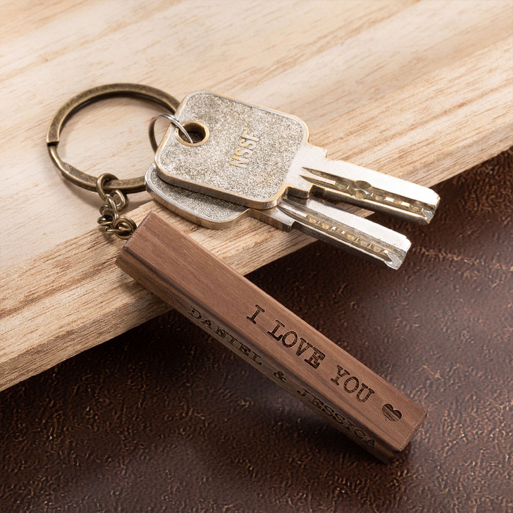porte-clés en bois gravé