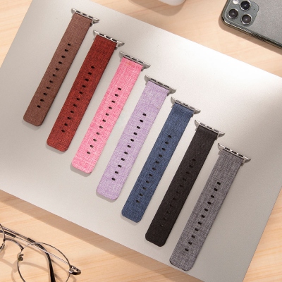 Personalisiertes Apple Watch Band mit Namensstickerei auf Leinwand