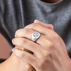 Personalisierter Ring mit Abzeichen