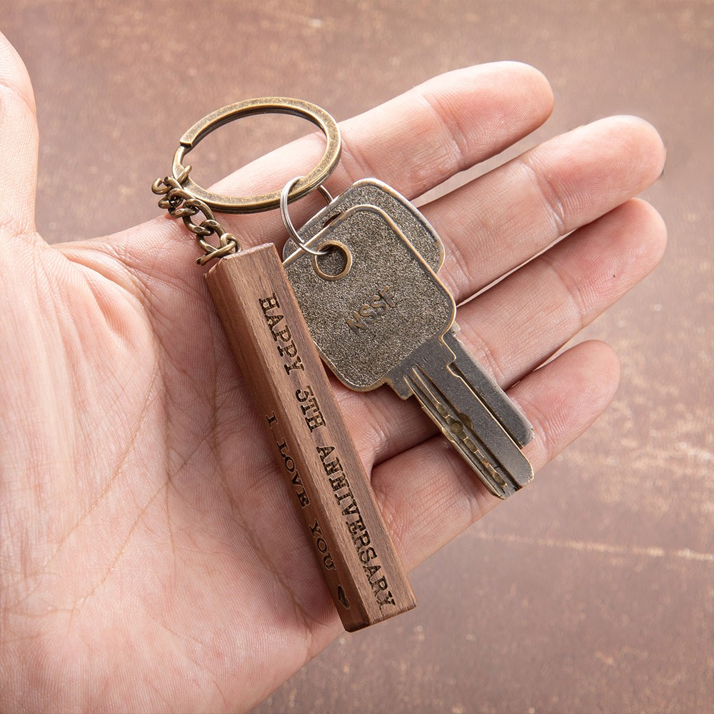 porte-clés avec barre en bois gravée