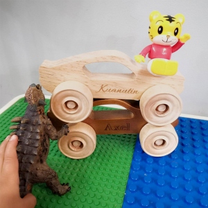 Voiture jouet en bois personnalisée pour enfants