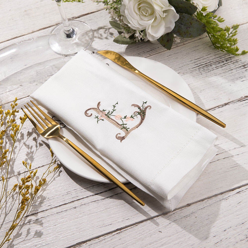Serviette de table en lin brodée de lettres florales personnalisées