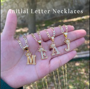 Letter Necklaces. Gold Plated Letter Initial Necklaces. Cadenas de Iniciales. Oro Laminado