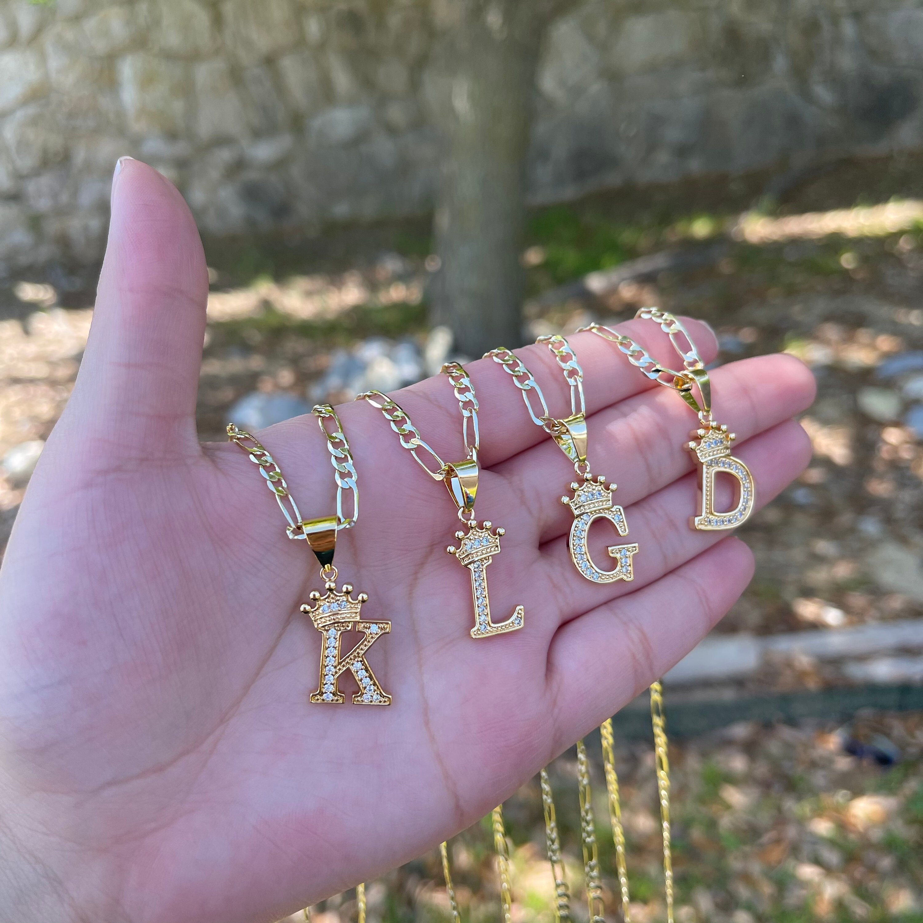 Letter Necklaces. Gold Plated Letter Initial Necklaces. Cadenas de Iniciales. Oro Laminado
