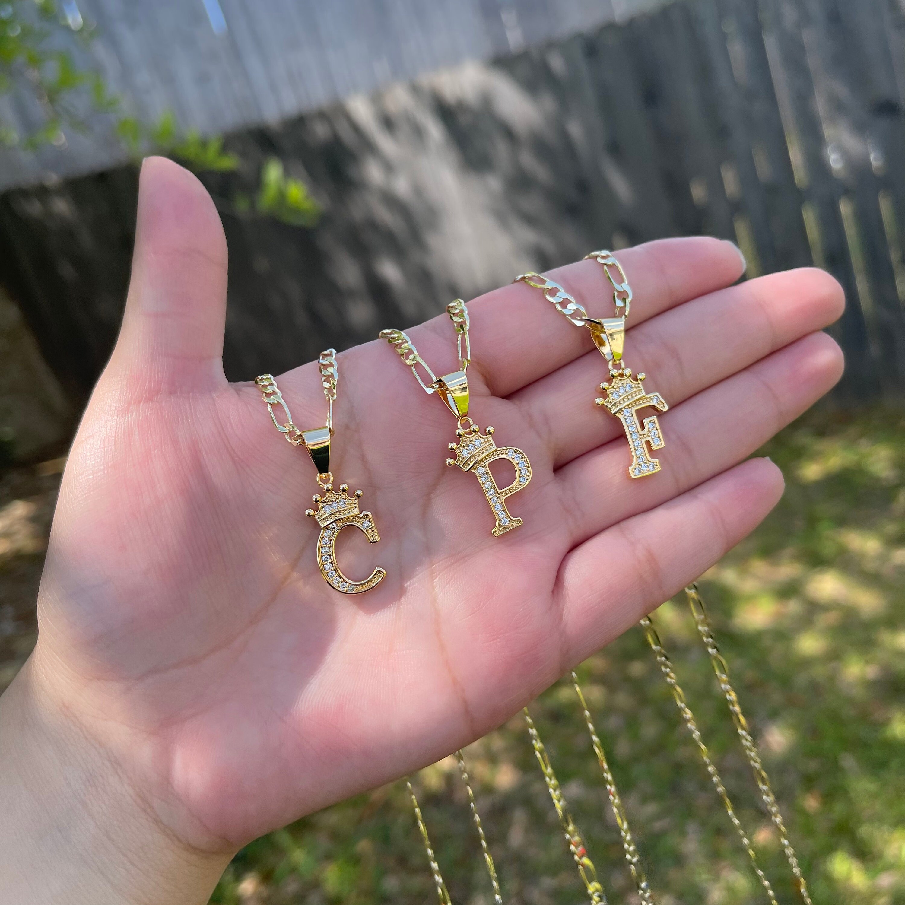 Letter Necklaces. Gold Plated Letter Initial Necklaces. Cadenas de Iniciales. Oro Laminado