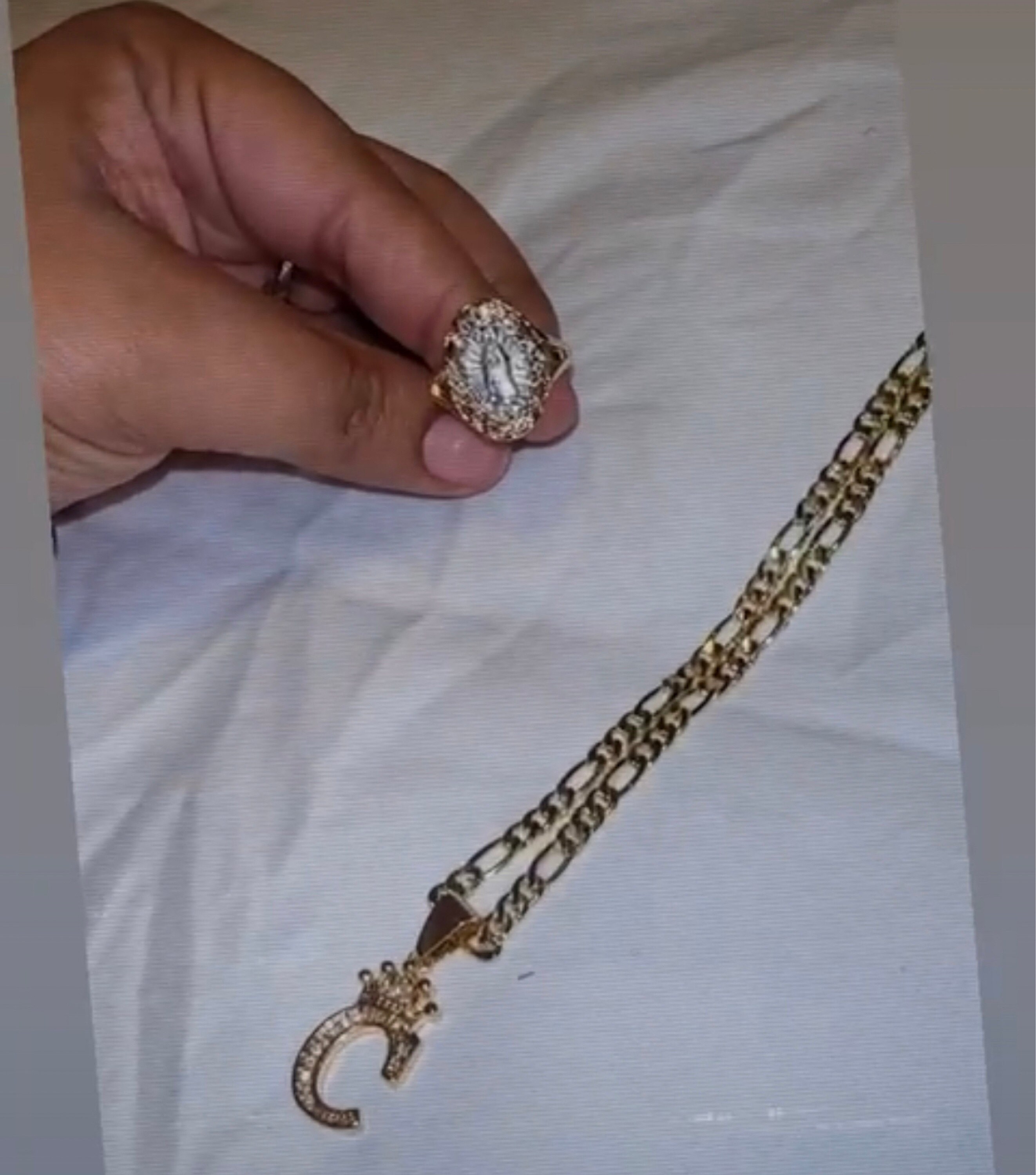 Letter Necklaces. Gold Plated Letter Initial Necklaces. Cadenas de Iniciales. Oro Laminado