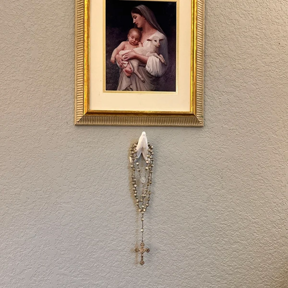 Prayer Hands Wall Holder, Wall Decor Artwork, Bible Rosary Necklace Pendant, Gift for Friends/Family Who Love Religion