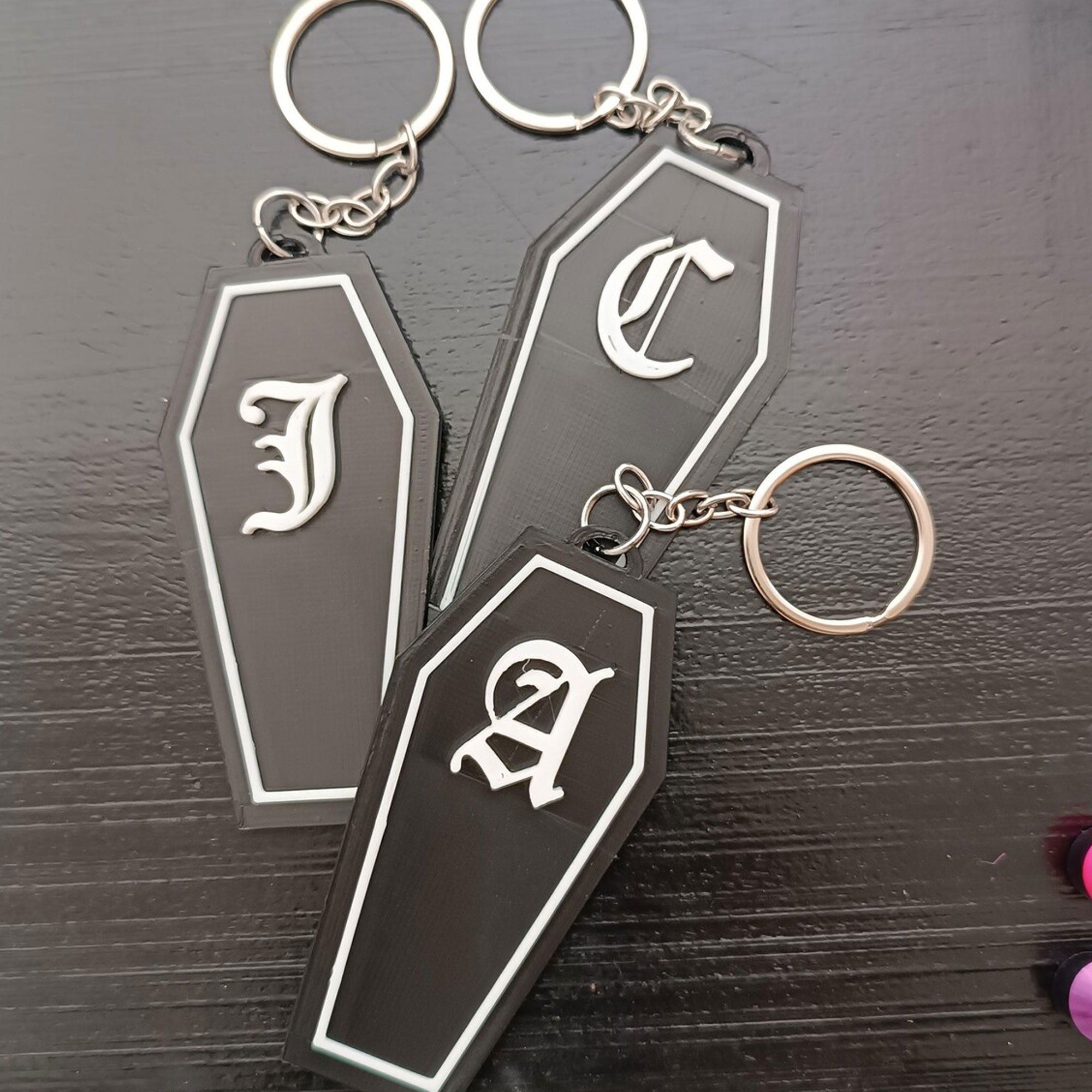Personalized Gothic Monogram Coffin Keychain, 3D Printed Spooky Initial Bag Tag, Trick or Treat Name Tag, Halloween Gift for Gothic lovers/Friends