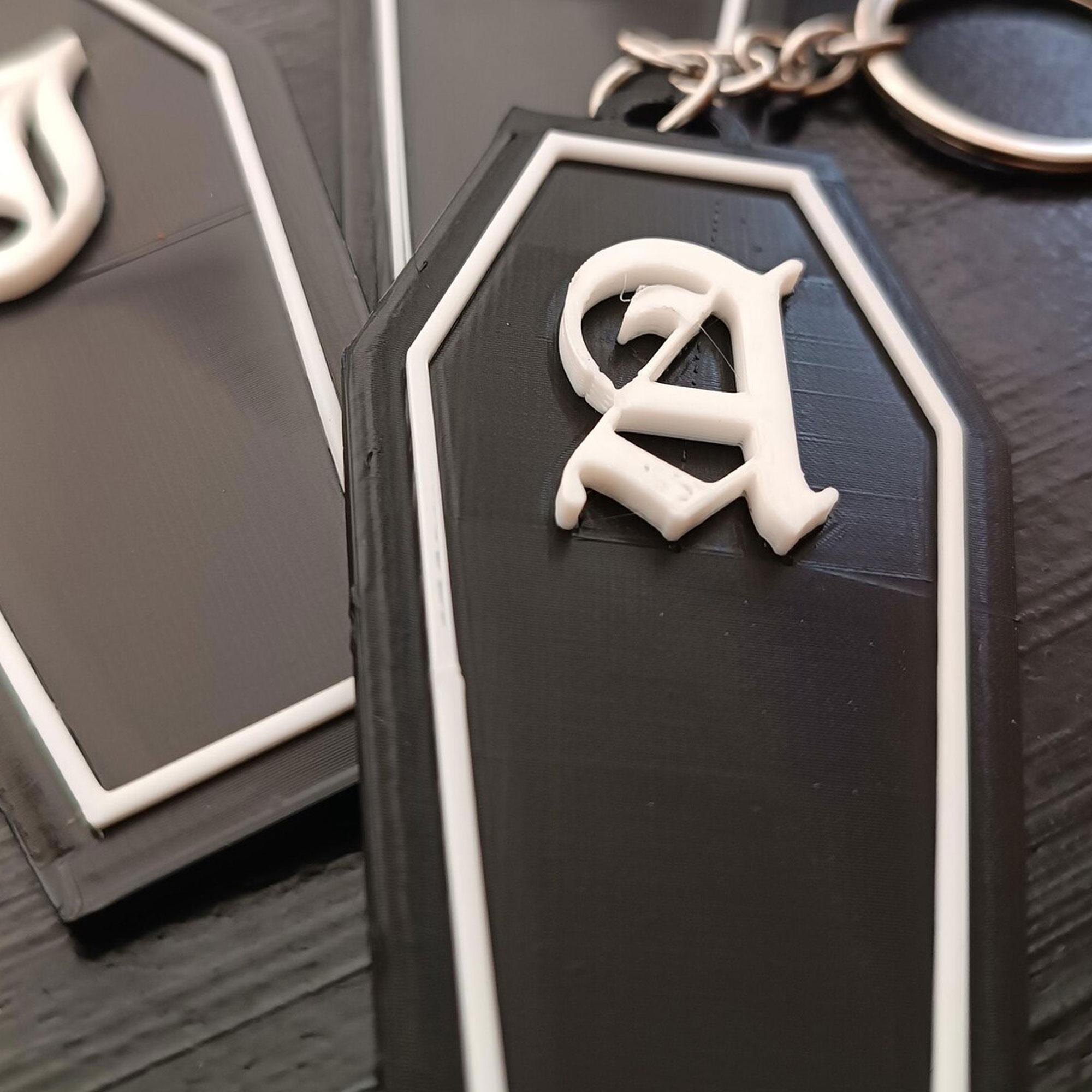 Personalized Gothic Monogram Coffin Keychain, 3D Printed Spooky Initial Bag Tag, Trick or Treat Name Tag, Halloween Gift for Gothic lovers/Friends