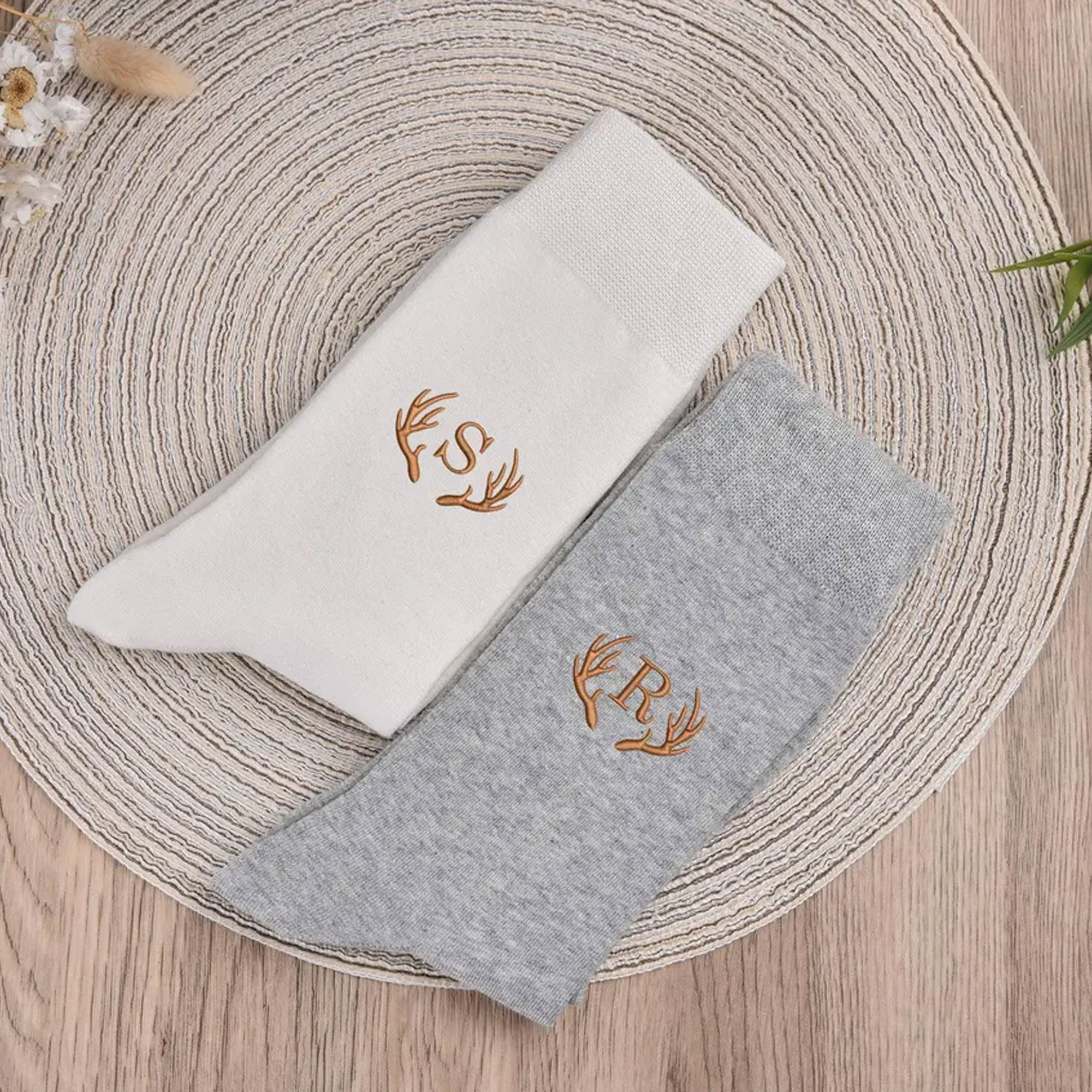Personalized Embroidered Name Socks, Unisex Non-slip Socks, Adult Crew Socks, Party Favors, Christmas/Wedding/Father's Day Gift for Him/Groomsman/Dad