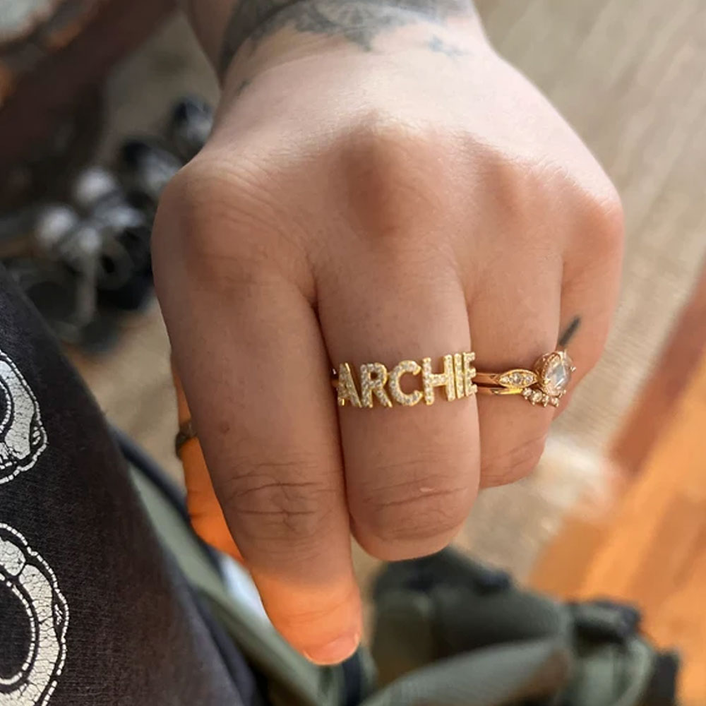 Bague initiales personnalisées en oxyde de zirconium, bague en argent sterling 925 sertie de lettres pavées, bijou délicat pour femme, cadeau d'anniversaire pour elle/maman/amie