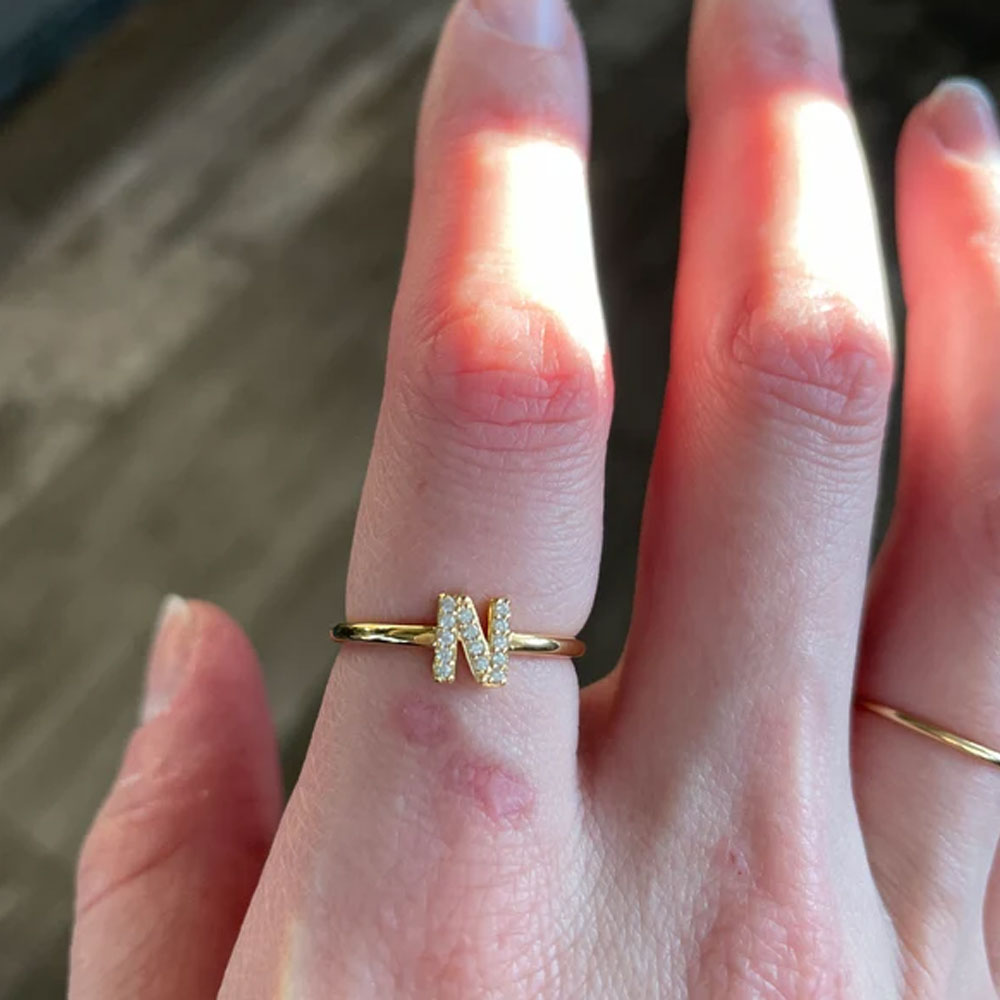 Bague initiales personnalisées en oxyde de zirconium, bague en argent sterling 925 sertie de lettres pavées, bijou délicat pour femme, cadeau d'anniversaire pour elle/maman/amie
