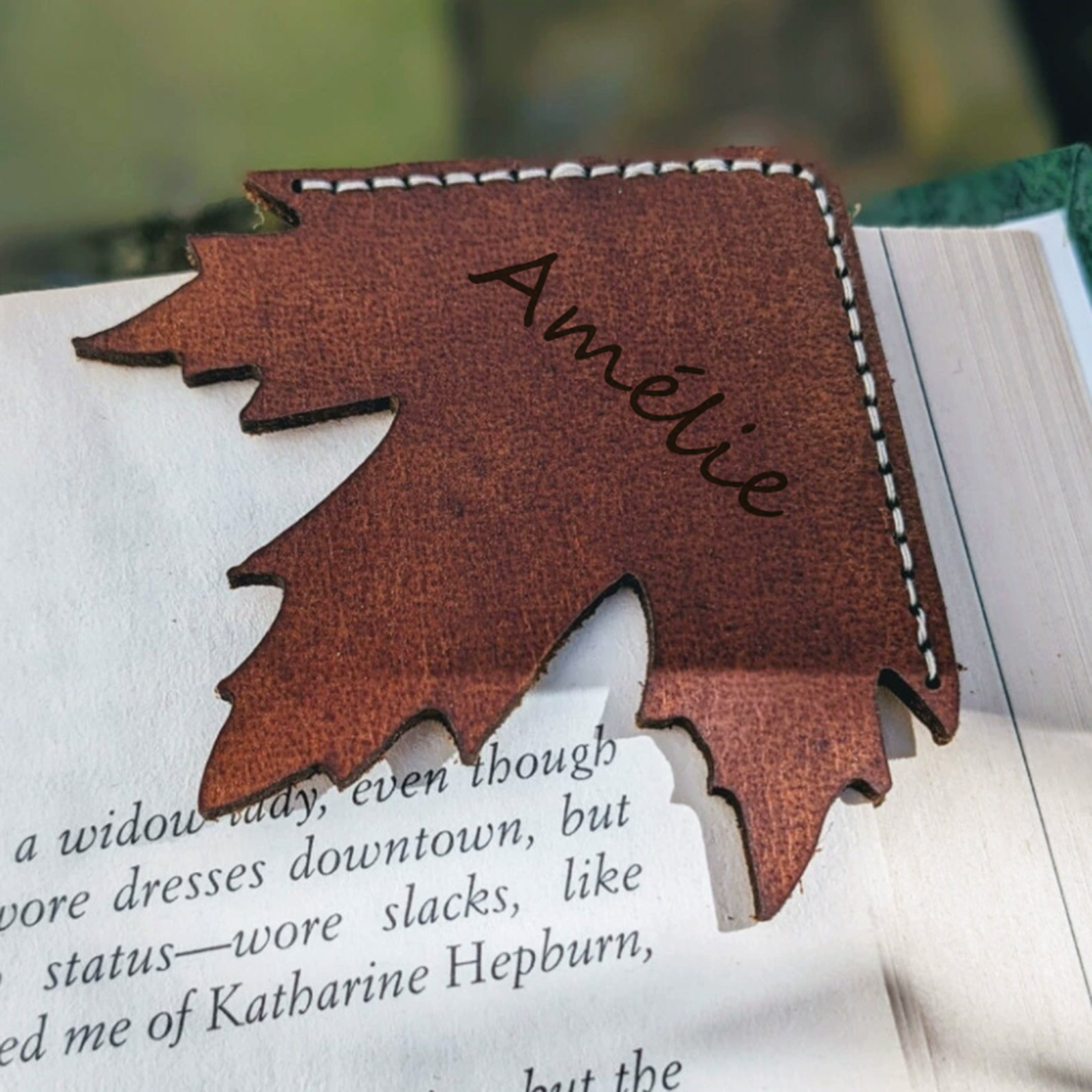 Custom Maple Leaf Bookmark, Leather Bookmark, Vintage Leaf Book Signature with Customizable Name, Library Bookmark, Gift for Book Lovers/Bookworm
