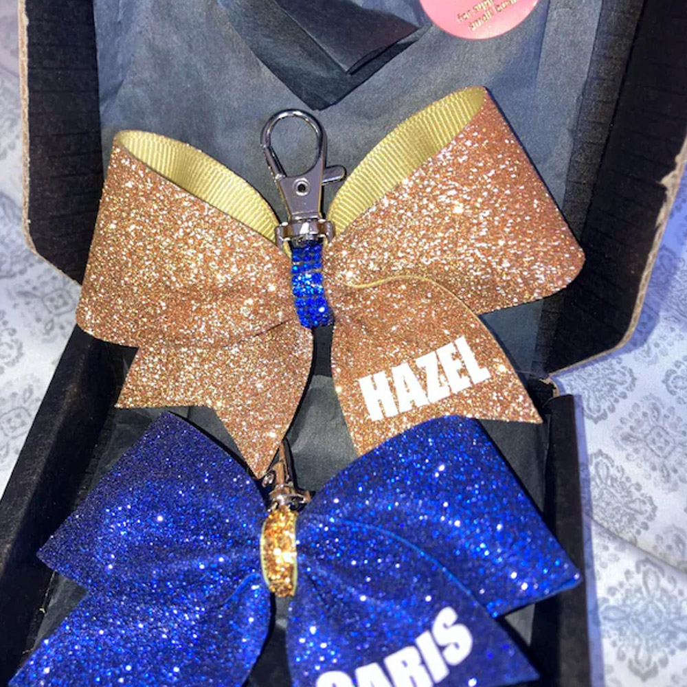 Personlig glitter cheerleader-nyckelring med rosett och namn, namnberlock till ryggsäck med karabinlås, säsongsavslutningspresent/födelsedagspresent till cheerleaders/vänner/flickor