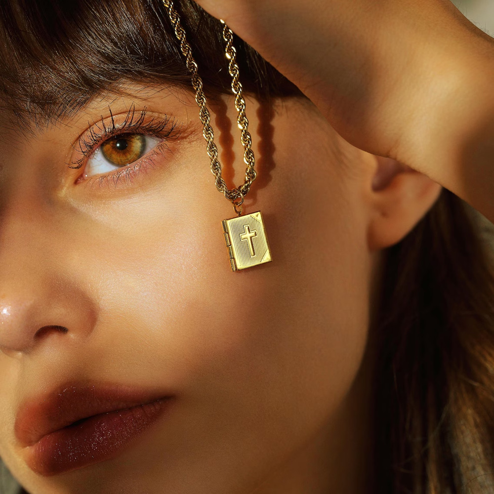 Personligt korsmedaljonghalsband med foton, fina anpassade bilder, kristna minnessmycken, religiöst minne, födelsedagspresent till henne/mamma/kvinna