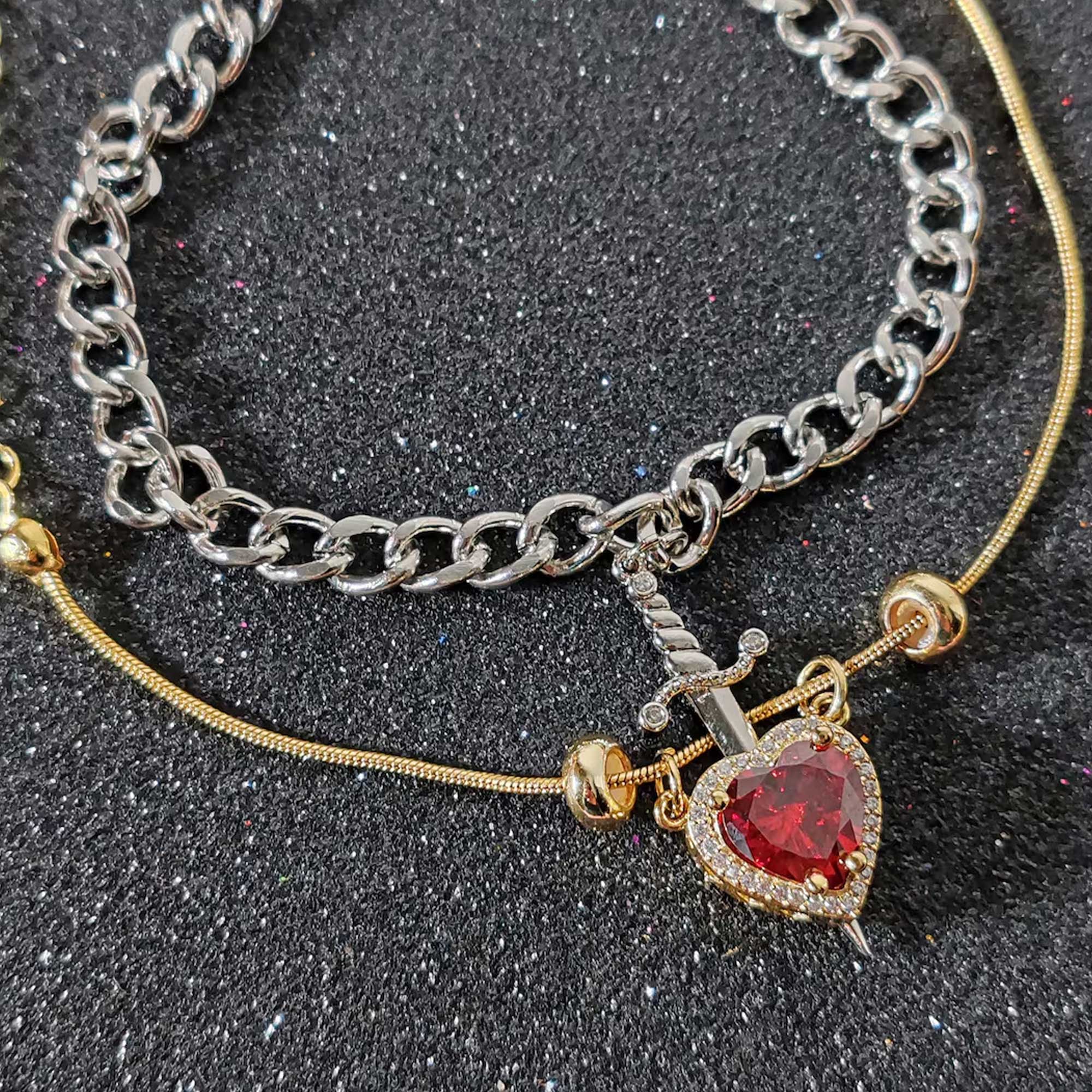 Avtagbara armband med hjärta och svärd