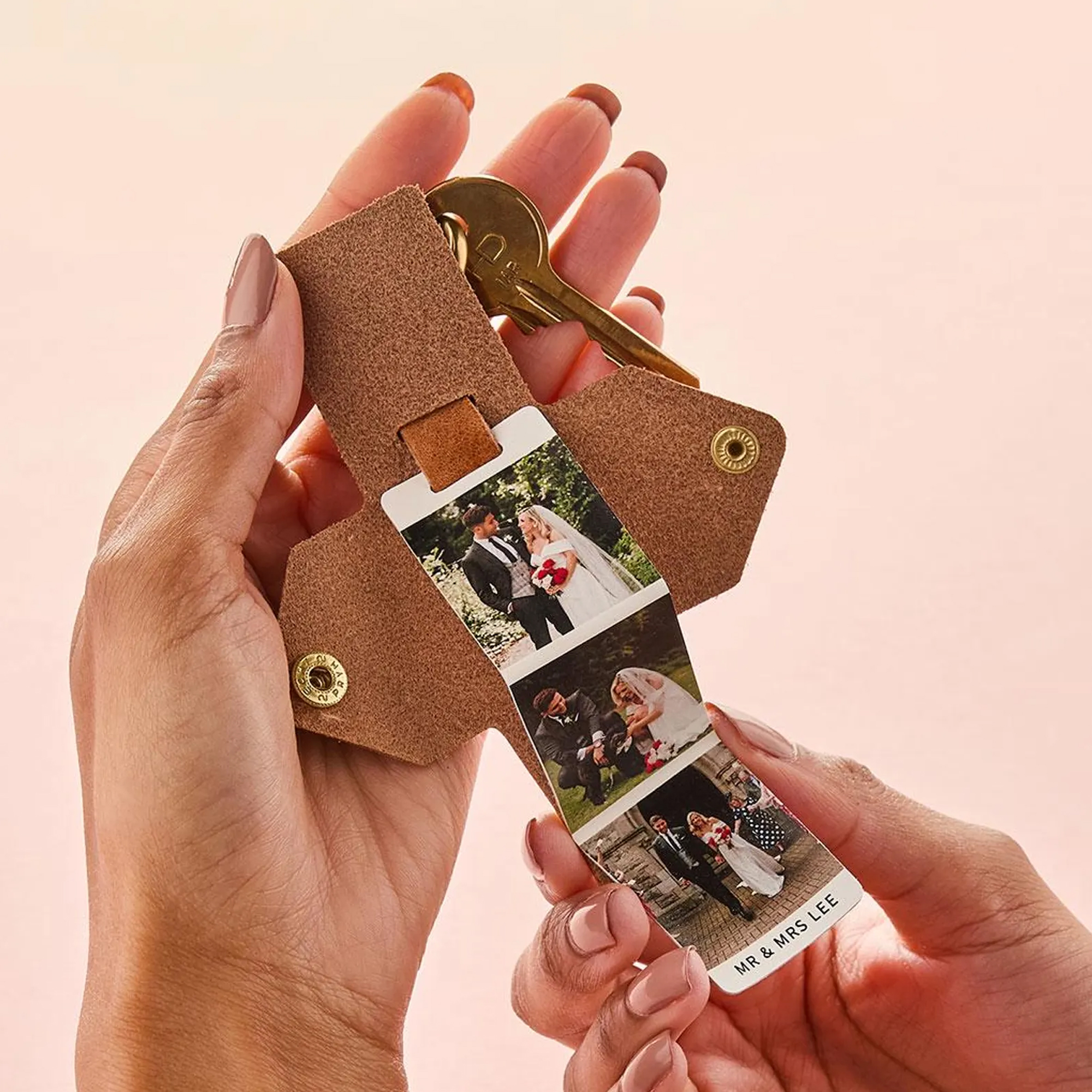 Personalised Envelope Keyring with 3 Photos, PU Leather Foldable Photo Keychain, Valentine's Day/Wedding/Anniversary Gift for Couples/Family/Lovers
