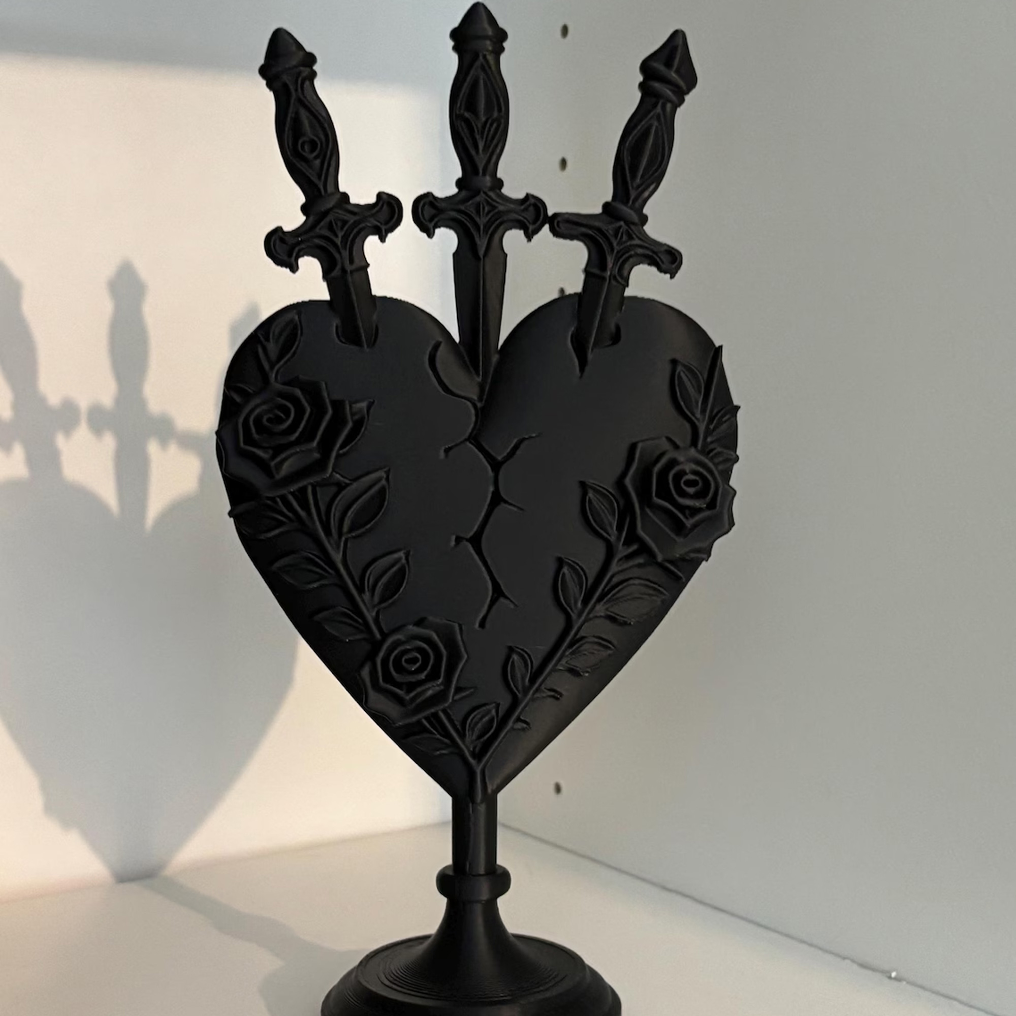 Black Heart Sculpture with Swords, 3D Printed Gothic Decor with Roses & Crack, Dark Romantic Art Figure, Birthday/Halloween Gift for Gothic Lovers
