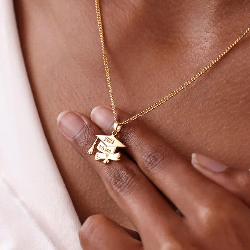 Personligt graverat namnhalsband med examensmössa, eleganta examenssmycken i sterlingsilver 925 för gymnasie-/universitetsstudenter, present till nyutexaminerade