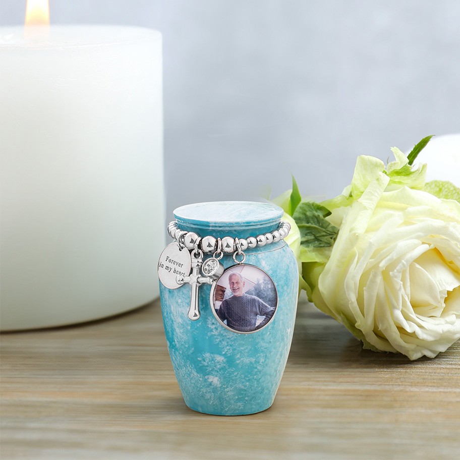 Urn with heart / wings