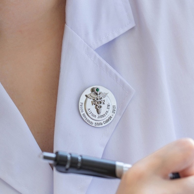 Personalisierte Anstecknadel für die Pinning-Zeremonie mit einem Geburtsstein-Krankenschwester-Geschenk
