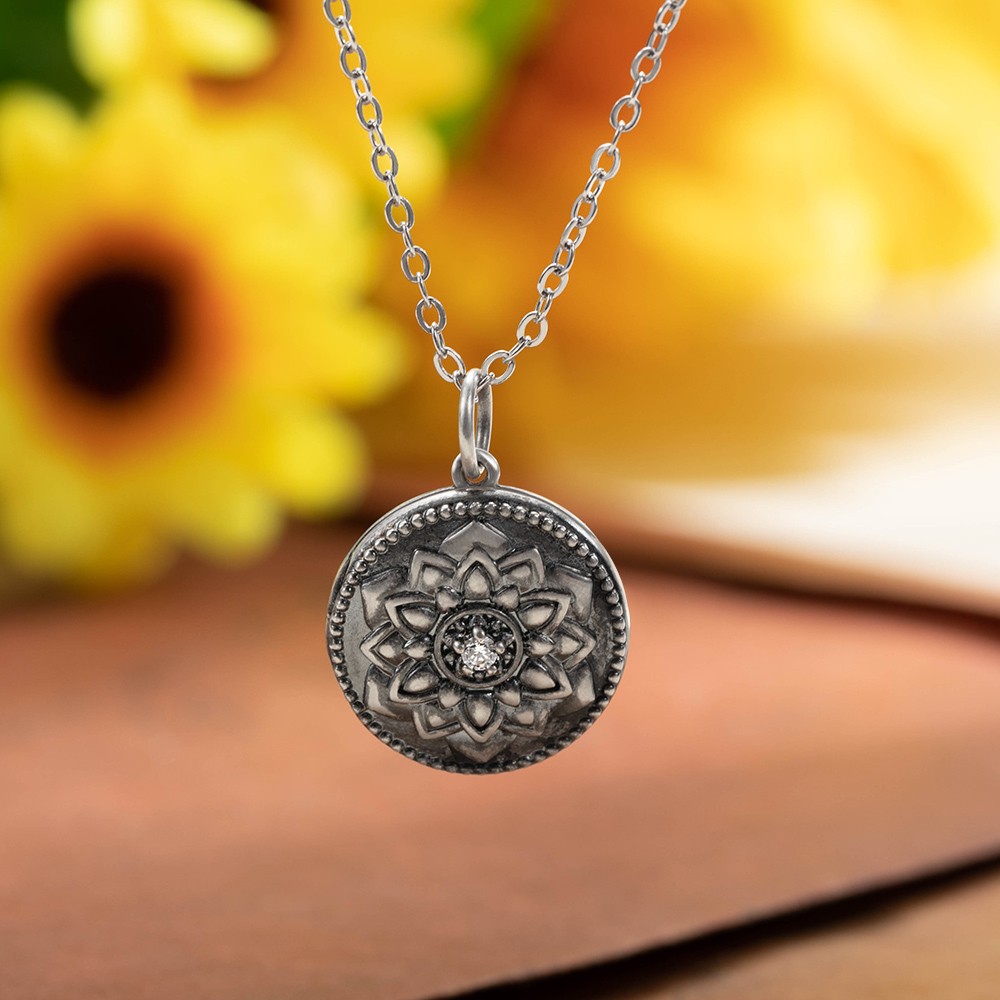 Halskette mit Sonnenblumen-Medaillon