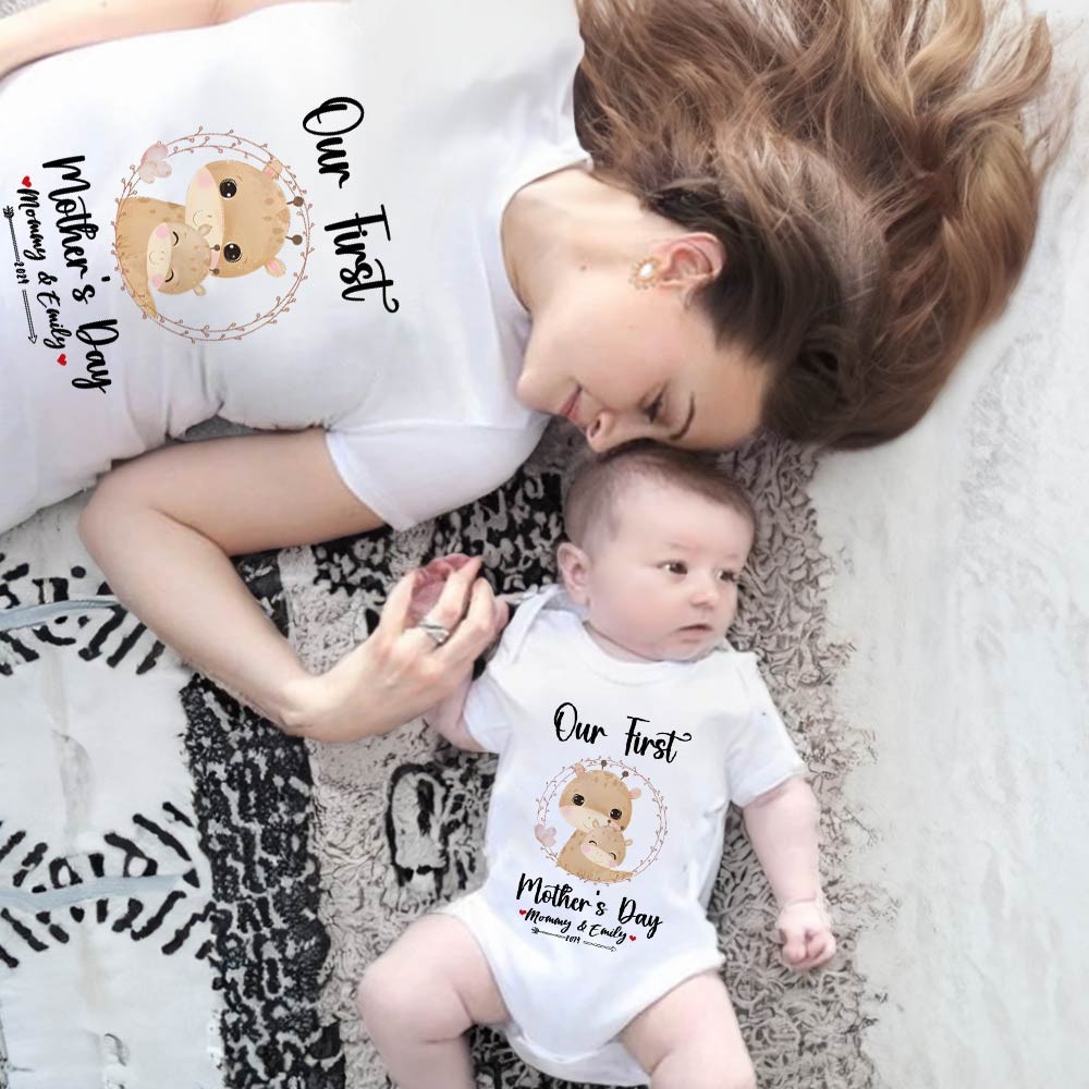 Nosso primeiro conjunto de mãe e bebê para o dia das mães/camisa combinando, presente para mamãe e bebê, girafas para mamãe bebê, camiseta, macacão, conjunto de colete babygrow, presente para nova mãe, presente para o dia das mães